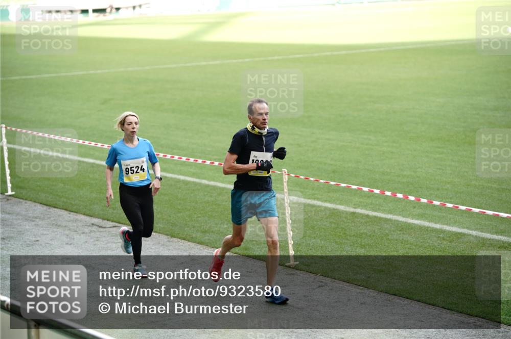 05.10.2025 - 20. swb-Marathon Bremen Michael Burmester http://msf.ph/oto/9323580 05.10.2025 10:24:09 Laufen im Stadion 9213, 9262, 9364, 9524, 10229, 10276, 10592, 10606, 10753, 10838, 10880, 11069, 11086, 11114, 11418, 11474, 11567, 11701, 11710, 9289, 9403, 9671, 9922, 10070, 10161, 10565, 10686, 10952, 11067 meine-sportfotos.de