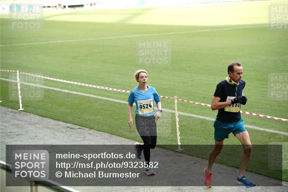 05.10.2025 - 20. swb-Marathon Bremen Michael Burmester http://msf.ph/oto/9323582 05.10.2025 10:24:10 Laufen im Stadion 9213, 9262, 9364, 9524, 10229, 10276, 10592, 10606, 10753, 10838, 10880, 11069, 11086, 11114, 11418, 11474, 11567, 11701, 11710, 9289, 9403, 9671, 9922, 10070, 10161, 10565, 10686, 10753, 10952, 11067 meine-sportfotos.de