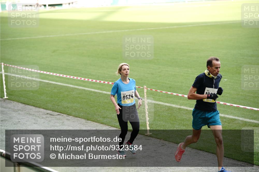 05.10.2025 - 20. swb-Marathon Bremen Michael Burmester http://msf.ph/oto/9323584 05.10.2025 10:24:10 Laufen im Stadion 9213, 9262, 9364, 9524, 10229, 10276, 10592, 10606, 10753, 10838, 10880, 11069, 11086, 11114, 11418, 11474, 11567, 11701, 11710, 9289, 9403, 9671, 9922, 10070, 10161, 10565, 10686, 10753, 10952, 11067 meine-sportfotos.de