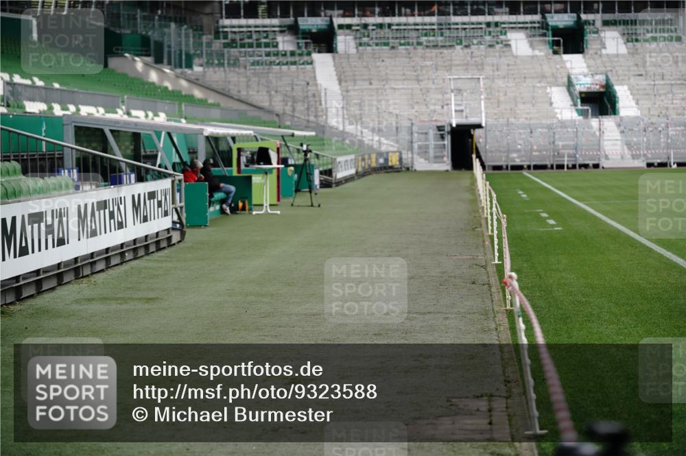 05.10.2025 - 20. swb-Marathon Bremen Michael Burmester http://msf.ph/oto/9323588 05.10.2025 11:38:20 Laufen im Stadion  meine-sportfotos.de