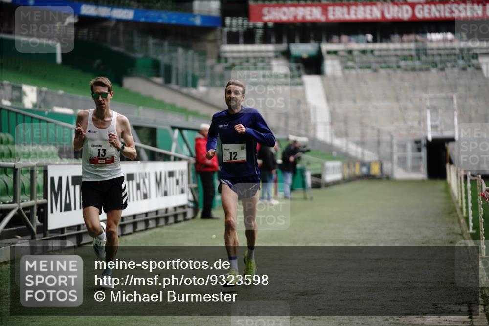 05.10.2025 - 20. swb-Marathon Bremen Michael Burmester http://msf.ph/oto/9323598 05.10.2025 11:59:52 Laufen im Stadion 12, 13, 1779, 212 meine-sportfotos.de