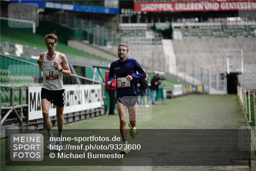 05.10.2025 - 20. swb-Marathon Bremen Michael Burmester http://msf.ph/oto/9323600 05.10.2025 11:59:52 Laufen im Stadion 12, 13, 1779, 212 meine-sportfotos.de