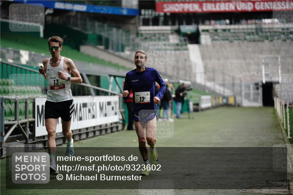 05.10.2025 - 20. swb-Marathon Bremen Michael Burmester http://msf.ph/oto/9323602 05.10.2025 11:59:52 Laufen im Stadion 12, 13, 1779, 212 meine-sportfotos.de