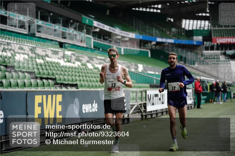 05.10.2025 - 20. swb-Marathon Bremen Michael Burmester http://msf.ph/oto/9323604 05.10.2025 11:59:53 Laufen im Stadion 12, 13, 1779, 212 meine-sportfotos.de