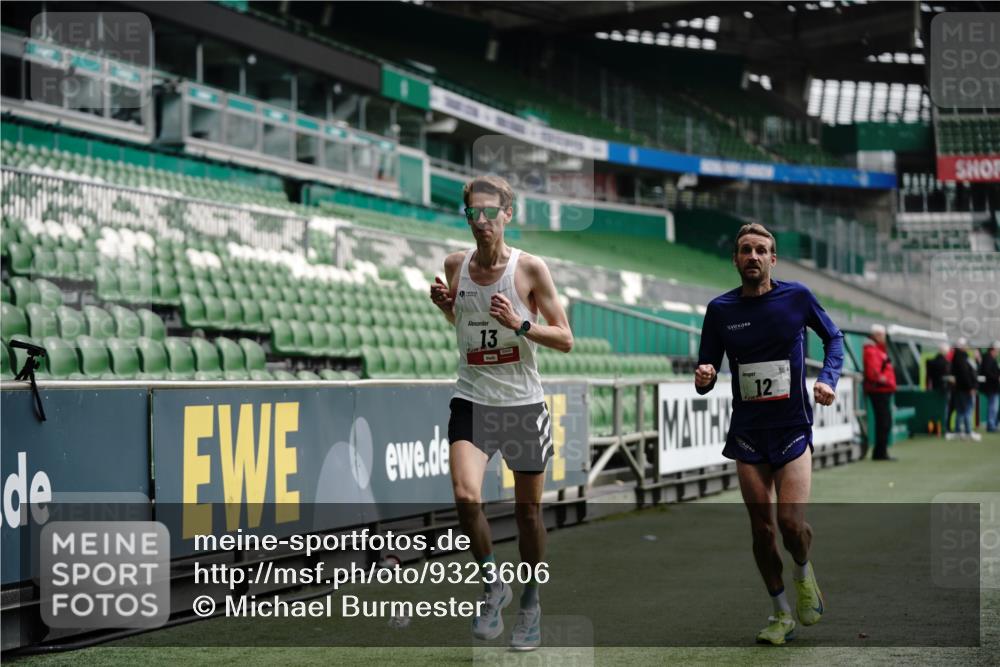 05.10.2025 - 20. swb-Marathon Bremen Michael Burmester http://msf.ph/oto/9323606 05.10.2025 11:59:54 Laufen im Stadion 12, 13, 1779, 212 meine-sportfotos.de