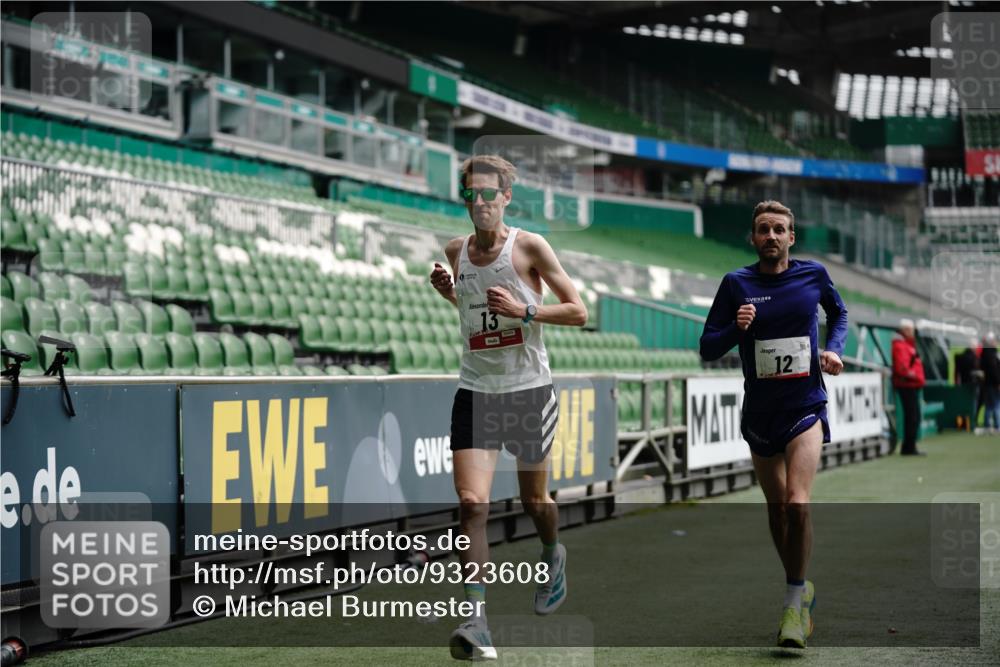 05.10.2025 - 20. swb-Marathon Bremen Michael Burmester http://msf.ph/oto/9323608 05.10.2025 11:59:54 Laufen im Stadion 12, 13, 1779, 212 meine-sportfotos.de