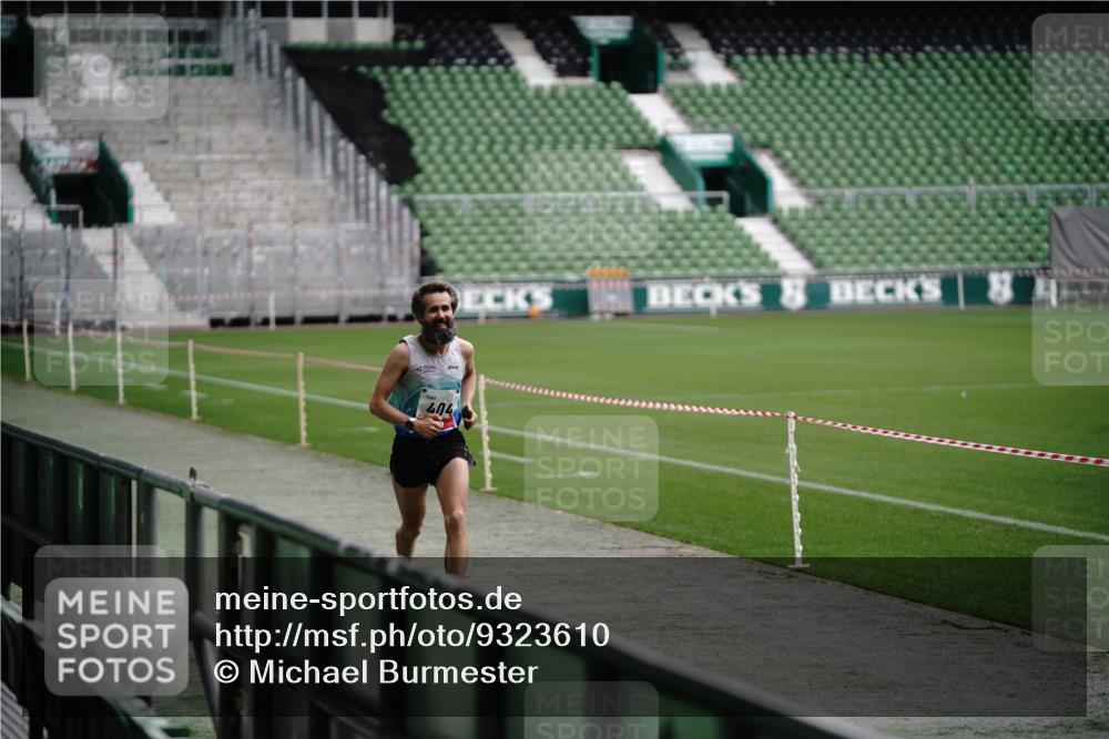 05.10.2025 - 20. swb-Marathon Bremen Michael Burmester http://msf.ph/oto/9323610 05.10.2025 12:00:53 Laufen im Stadion 404, 12, 13 meine-sportfotos.de