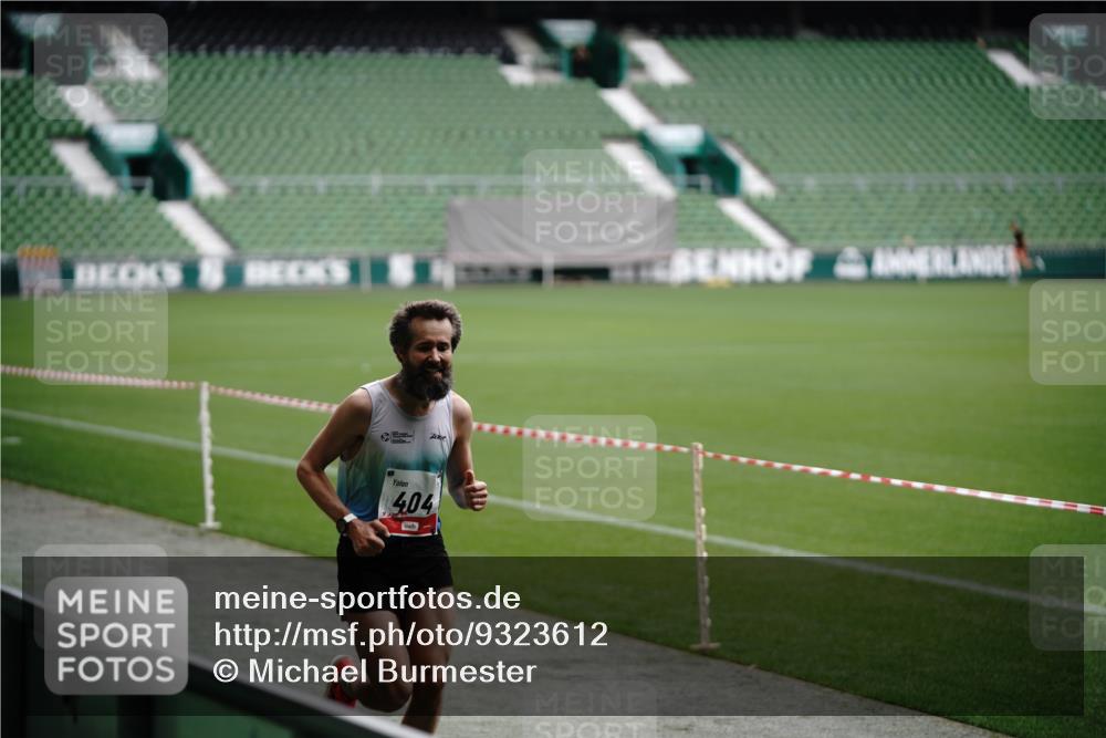 05.10.2025 - 20. swb-Marathon Bremen Michael Burmester http://msf.ph/oto/9323612 05.10.2025 12:00:55 Laufen im Stadion 404, 12, 13 meine-sportfotos.de