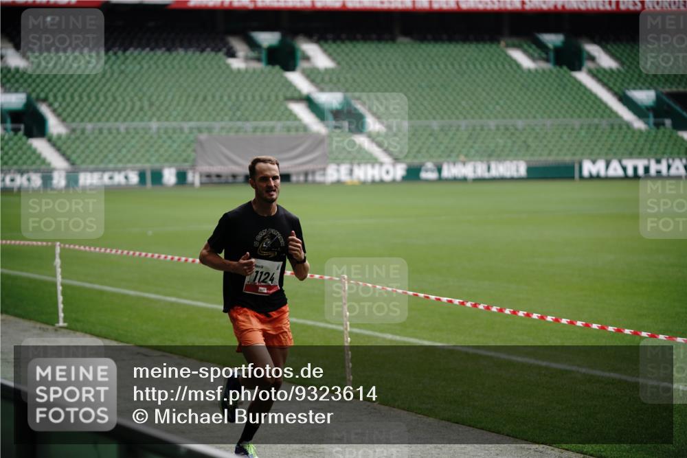 05.10.2025 - 20. swb-Marathon Bremen Michael Burmester http://msf.ph/oto/9323614 05.10.2025 12:01:30 Laufen im Stadion 404, 1124 meine-sportfotos.de