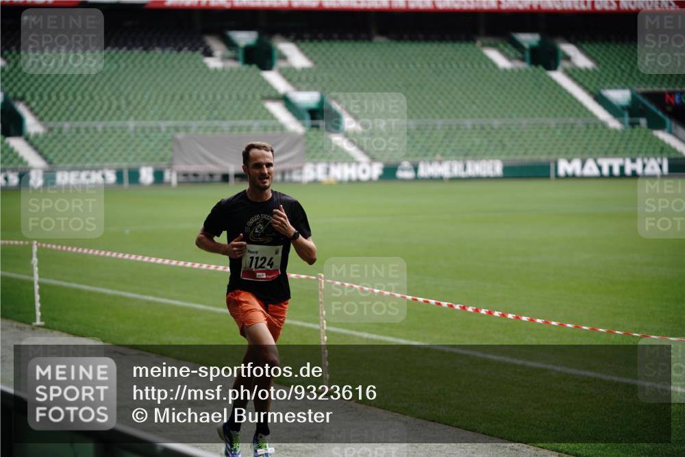 05.10.2025 - 20. swb-Marathon Bremen Michael Burmester http://msf.ph/oto/9323616 05.10.2025 12:01:31 Laufen im Stadion 404, 1124 meine-sportfotos.de