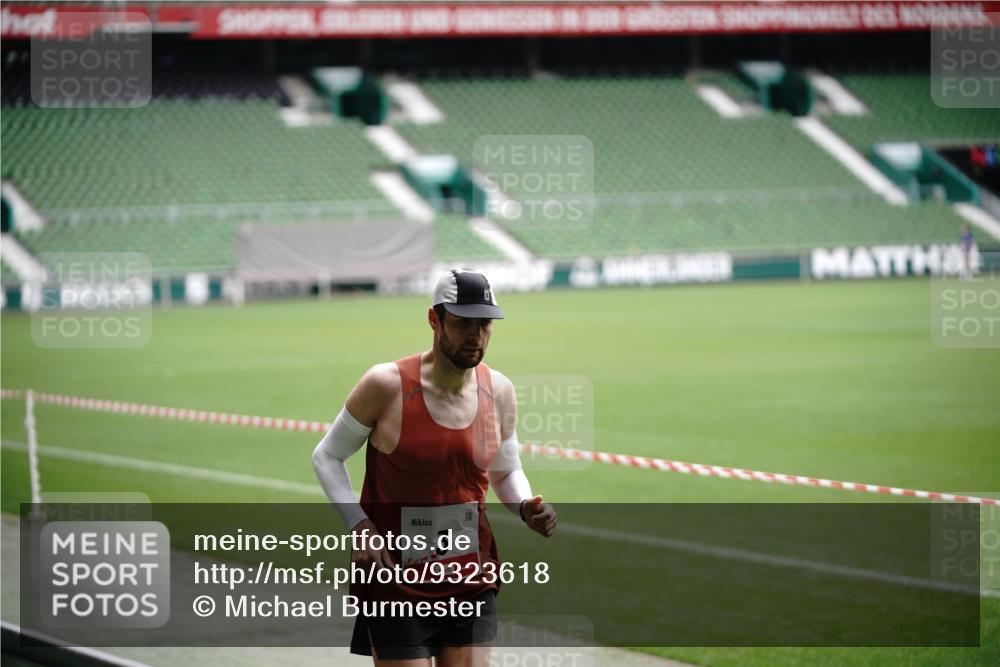 05.10.2025 - 20. swb-Marathon Bremen Michael Burmester http://msf.ph/oto/9323618 05.10.2025 12:02:03 Laufen im Stadion 3, 1124, 404 meine-sportfotos.de