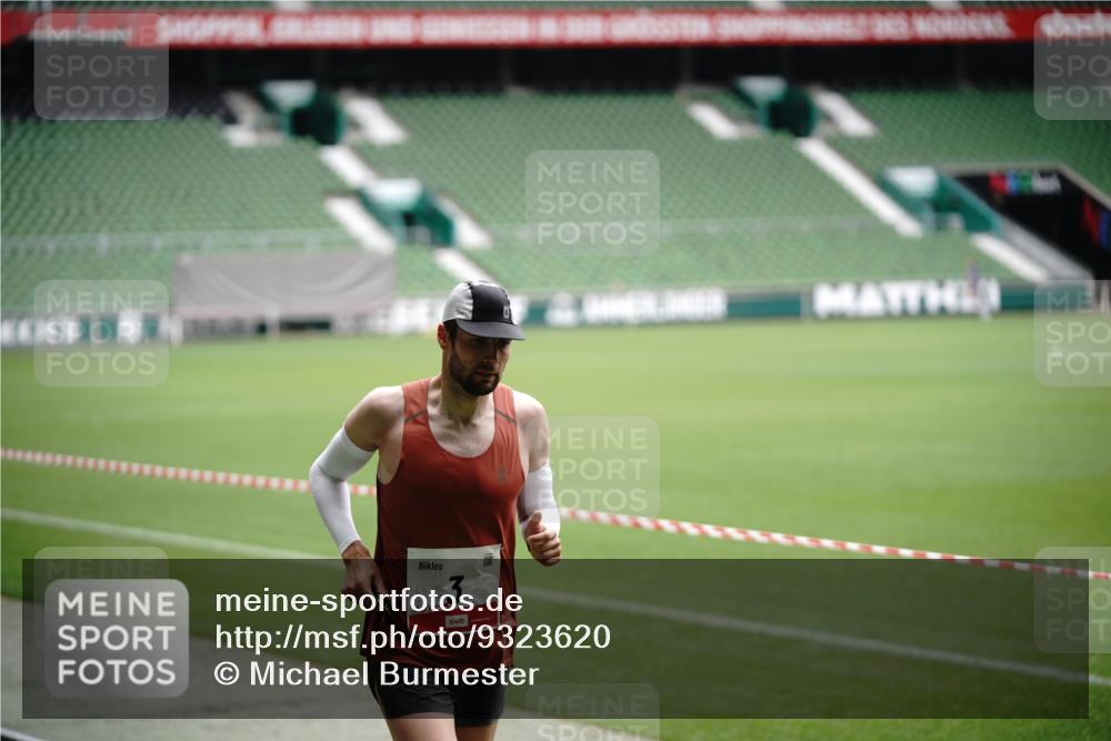 05.10.2025 - 20. swb-Marathon Bremen Michael Burmester http://msf.ph/oto/9323620 05.10.2025 12:02:03 Laufen im Stadion 3, 1124, 404 meine-sportfotos.de