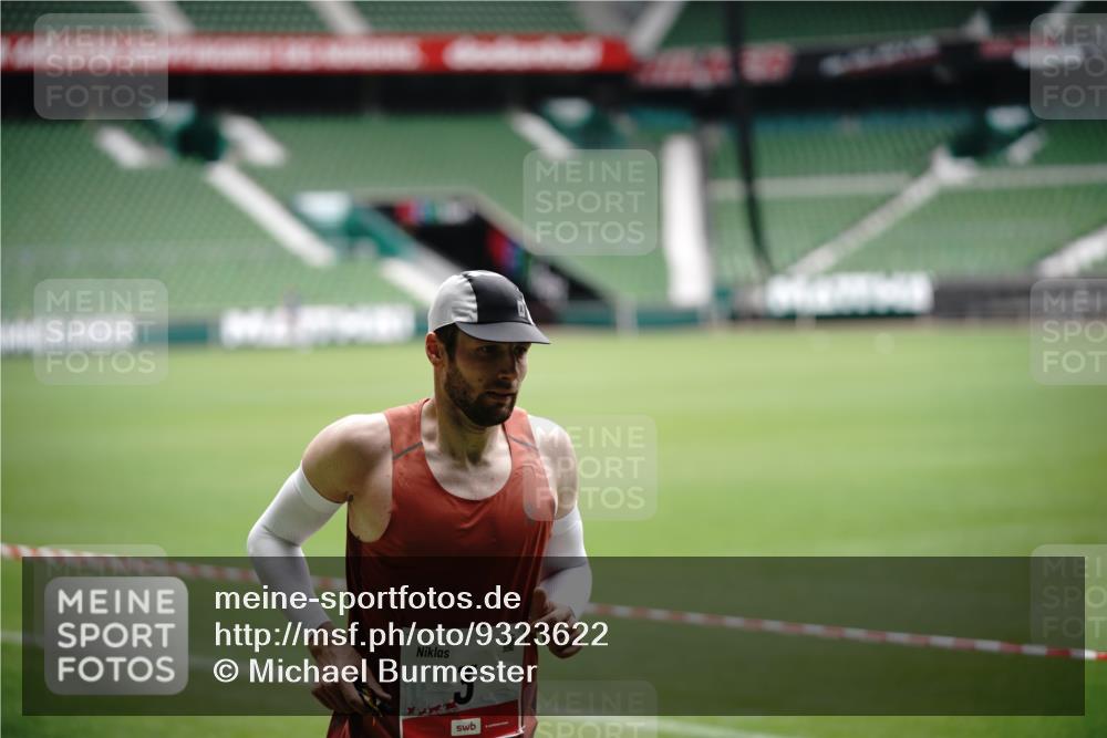05.10.2025 - 20. swb-Marathon Bremen Michael Burmester http://msf.ph/oto/9323622 05.10.2025 12:02:04 Laufen im Stadion 3, 1124, 404 meine-sportfotos.de