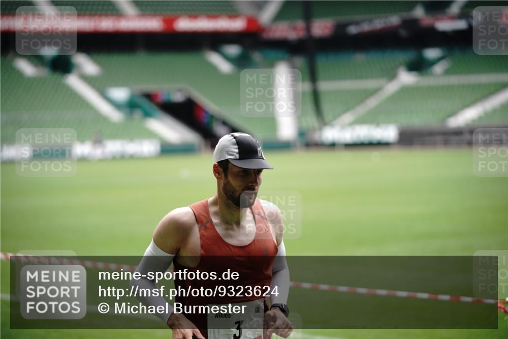 05.10.2025 - 20. swb-Marathon Bremen Michael Burmester http://msf.ph/oto/9323624 05.10.2025 12:02:04 Laufen im Stadion 3, 1124, 404 meine-sportfotos.de