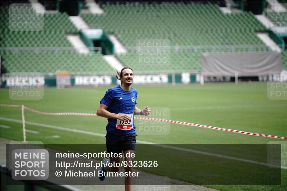05.10.2025 - 20. swb-Marathon Bremen Michael Burmester http://msf.ph/oto/9323626 05.10.2025 12:02:37 Laufen im Stadion 3, 1739, 1124 meine-sportfotos.de