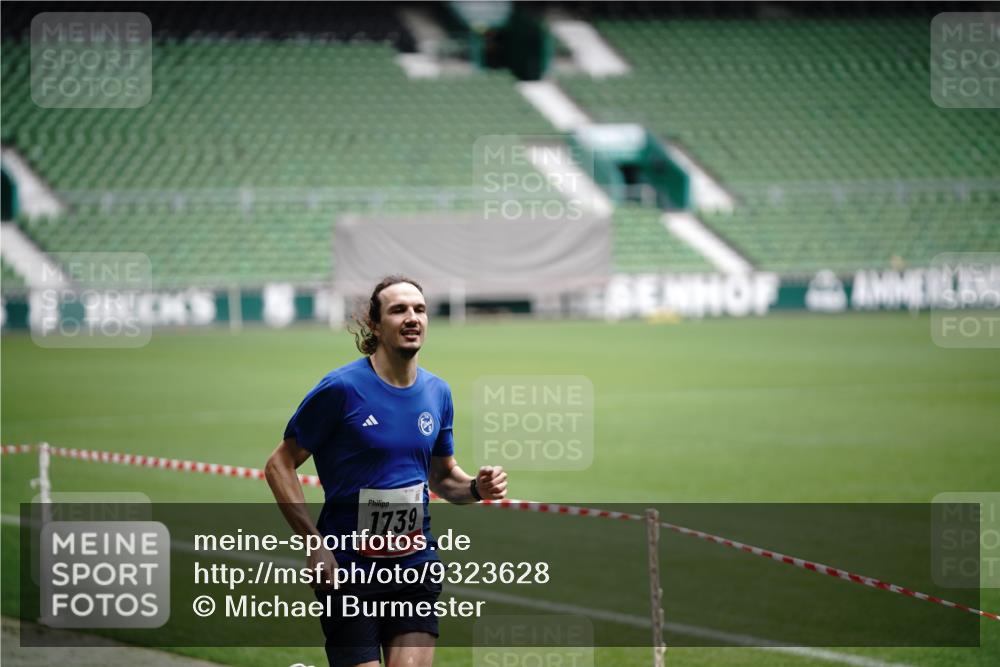 05.10.2025 - 20. swb-Marathon Bremen Michael Burmester http://msf.ph/oto/9323628 05.10.2025 12:02:38 Laufen im Stadion 3, 1739, 1124 meine-sportfotos.de