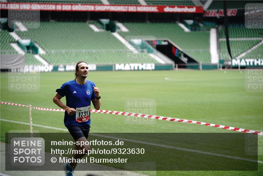 05.10.2025 - 20. swb-Marathon Bremen Michael Burmester http://msf.ph/oto/9323630 05.10.2025 12:02:39 Laufen im Stadion 3, 1739, 1124 meine-sportfotos.de