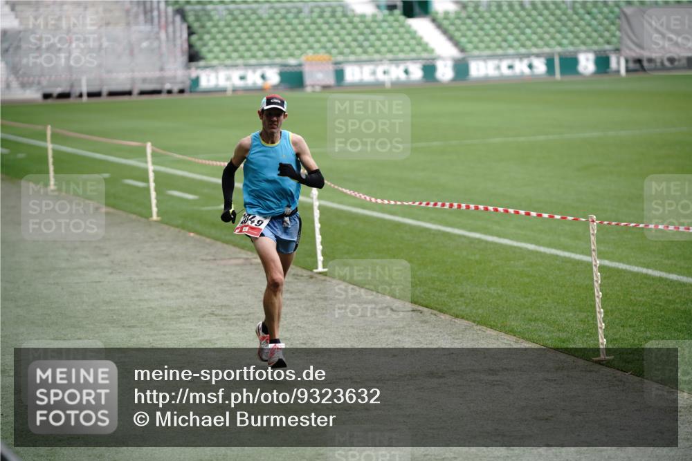 05.10.2025 - 20. swb-Marathon Bremen Michael Burmester http://msf.ph/oto/9323632 05.10.2025 12:03:39 Laufen im Stadion 2037, 2049, 1739 meine-sportfotos.de