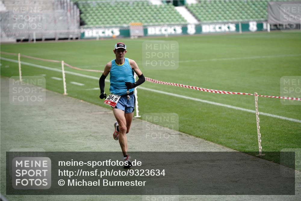 05.10.2025 - 20. swb-Marathon Bremen Michael Burmester http://msf.ph/oto/9323634 05.10.2025 12:03:39 Laufen im Stadion 2037, 2049, 1739 meine-sportfotos.de
