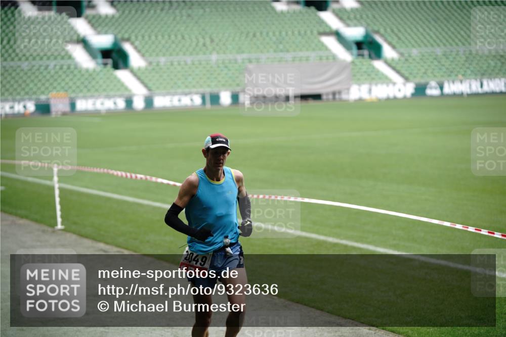 05.10.2025 - 20. swb-Marathon Bremen Michael Burmester http://msf.ph/oto/9323636 05.10.2025 12:03:41 Laufen im Stadion 2037, 2049, 1739 meine-sportfotos.de