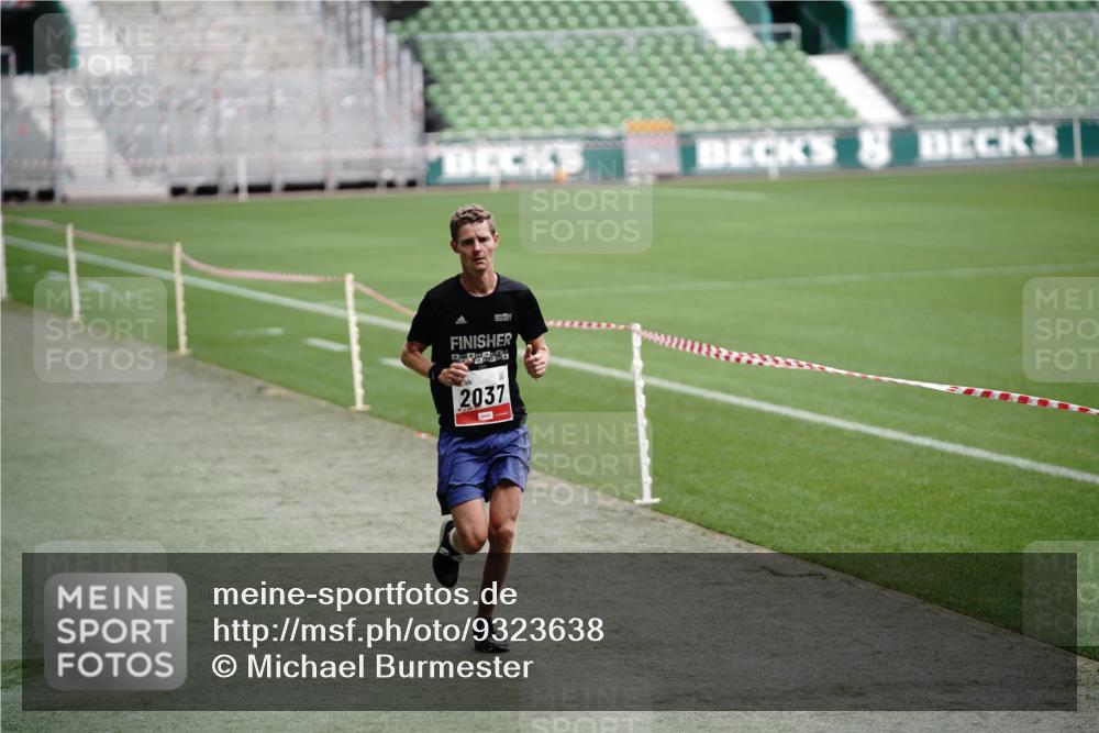 05.10.2025 - 20. swb-Marathon Bremen Michael Burmester http://msf.ph/oto/9323638 05.10.2025 12:03:46 Laufen im Stadion 2037, 2049, 1739 meine-sportfotos.de