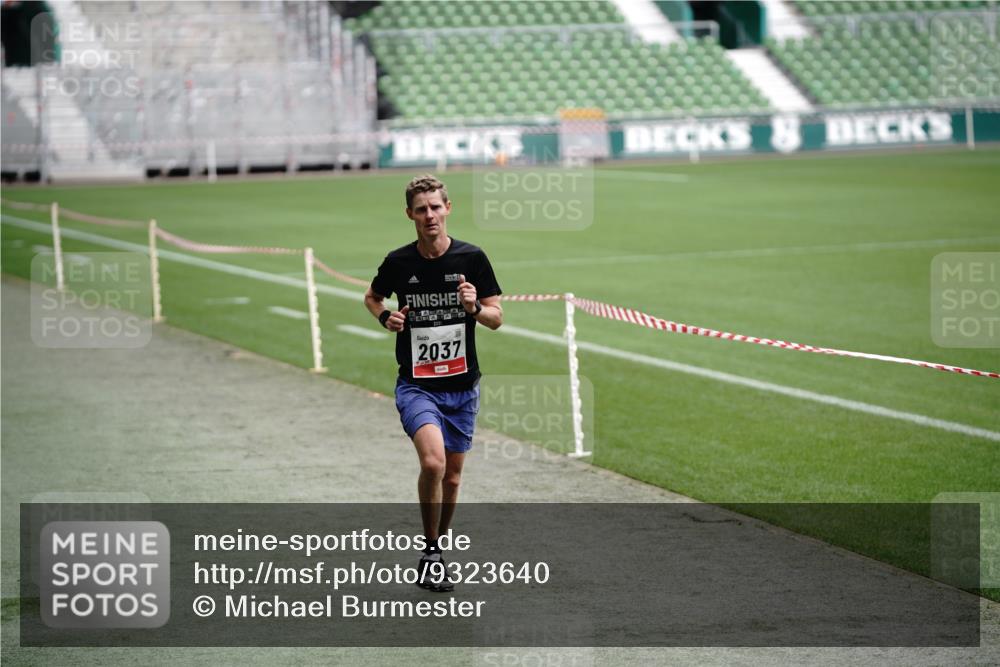 05.10.2025 - 20. swb-Marathon Bremen Michael Burmester http://msf.ph/oto/9323640 05.10.2025 12:03:46 Laufen im Stadion 2037, 2049, 1739 meine-sportfotos.de
