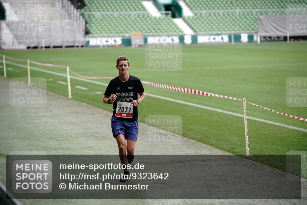 05.10.2025 - 20. swb-Marathon Bremen Michael Burmester http://msf.ph/oto/9323642 05.10.2025 12:03:47 Laufen im Stadion 2037, 2049, 1739 meine-sportfotos.de
