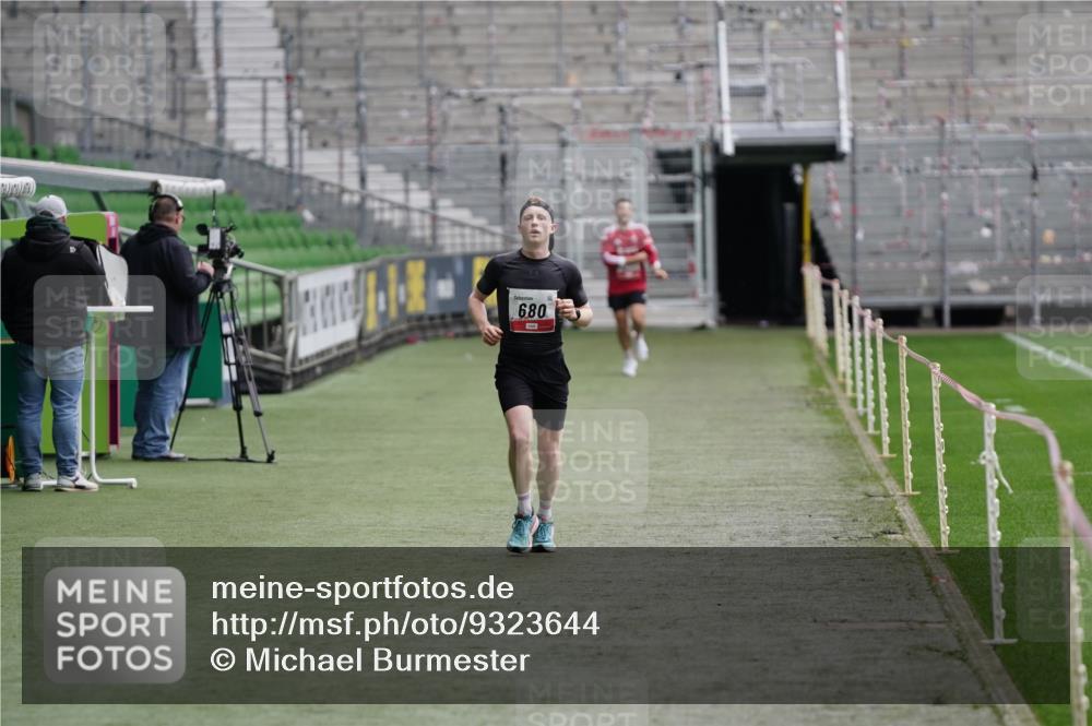 05.10.2025 - 20. swb-Marathon Bremen Michael Burmester http://msf.ph/oto/9323644 05.10.2025 12:05:34 Laufen im Stadion 680 meine-sportfotos.de