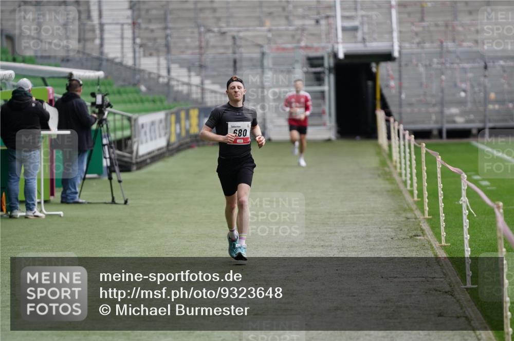 05.10.2025 - 20. swb-Marathon Bremen Michael Burmester http://msf.ph/oto/9323648 05.10.2025 12:05:35 Laufen im Stadion 680 meine-sportfotos.de