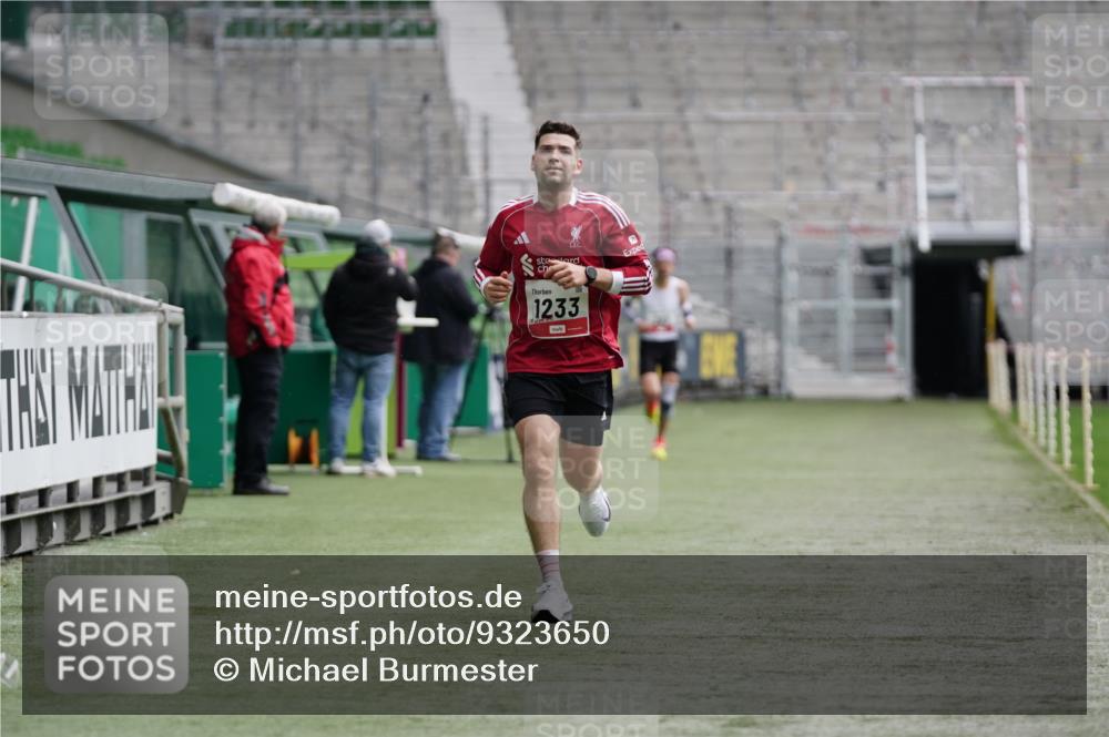05.10.2025 - 20. swb-Marathon Bremen Michael Burmester http://msf.ph/oto/9323650 05.10.2025 12:05:49 Laufen im Stadion 680, 1233 meine-sportfotos.de
