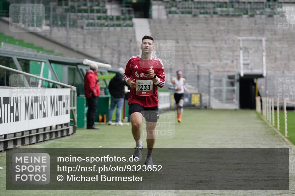 05.10.2025 - 20. swb-Marathon Bremen Michael Burmester http://msf.ph/oto/9323652 05.10.2025 12:05:51 Laufen im Stadion 680, 1233 meine-sportfotos.de