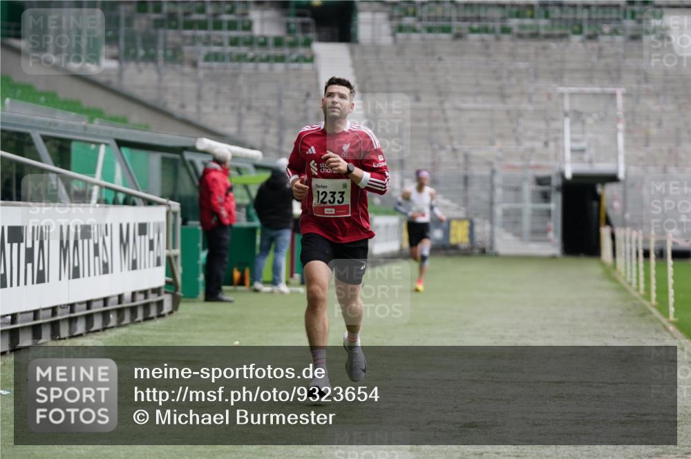 05.10.2025 - 20. swb-Marathon Bremen Michael Burmester http://msf.ph/oto/9323654 05.10.2025 12:05:51 Laufen im Stadion 680, 1233 meine-sportfotos.de