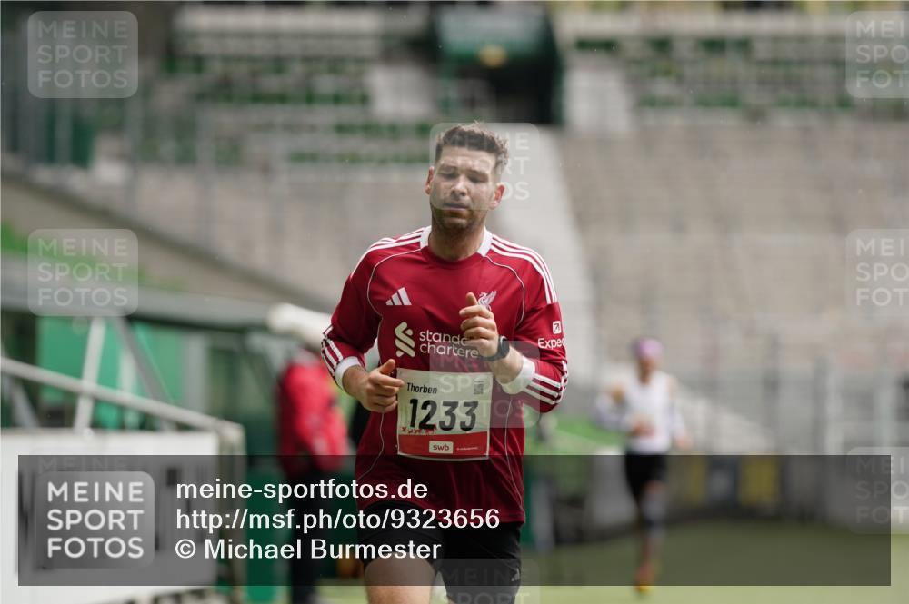 05.10.2025 - 20. swb-Marathon Bremen Michael Burmester http://msf.ph/oto/9323656 05.10.2025 12:05:52 Laufen im Stadion 680, 1233 meine-sportfotos.de