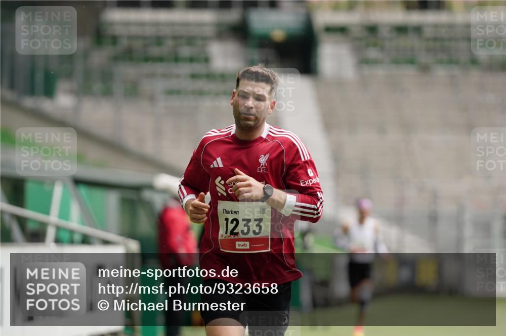 05.10.2025 - 20. swb-Marathon Bremen Michael Burmester http://msf.ph/oto/9323658 05.10.2025 12:05:52 Laufen im Stadion 680, 1233 meine-sportfotos.de