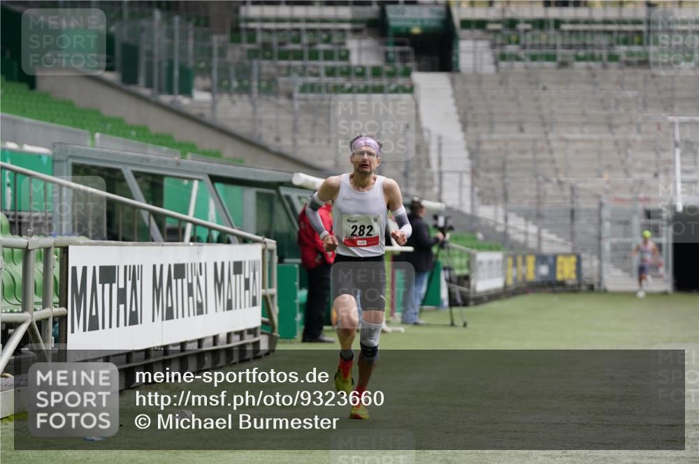 05.10.2025 - 20. swb-Marathon Bremen Michael Burmester http://msf.ph/oto/9323660 05.10.2025 12:05:59 Laufen im Stadion 282, 680, 1233 meine-sportfotos.de
