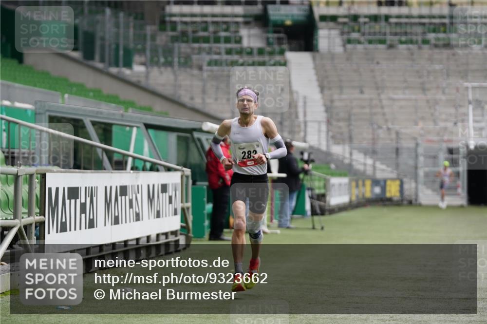 05.10.2025 - 20. swb-Marathon Bremen Michael Burmester http://msf.ph/oto/9323662 05.10.2025 12:05:59 Laufen im Stadion 282, 680, 1233 meine-sportfotos.de