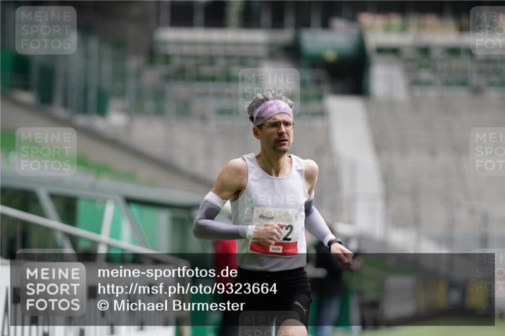 05.10.2025 - 20. swb-Marathon Bremen Michael Burmester http://msf.ph/oto/9323664 05.10.2025 12:06:00 Laufen im Stadion 282, 680, 1233 meine-sportfotos.de