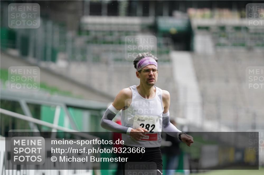 05.10.2025 - 20. swb-Marathon Bremen Michael Burmester http://msf.ph/oto/9323666 05.10.2025 12:06:01 Laufen im Stadion 282, 680, 1233 meine-sportfotos.de