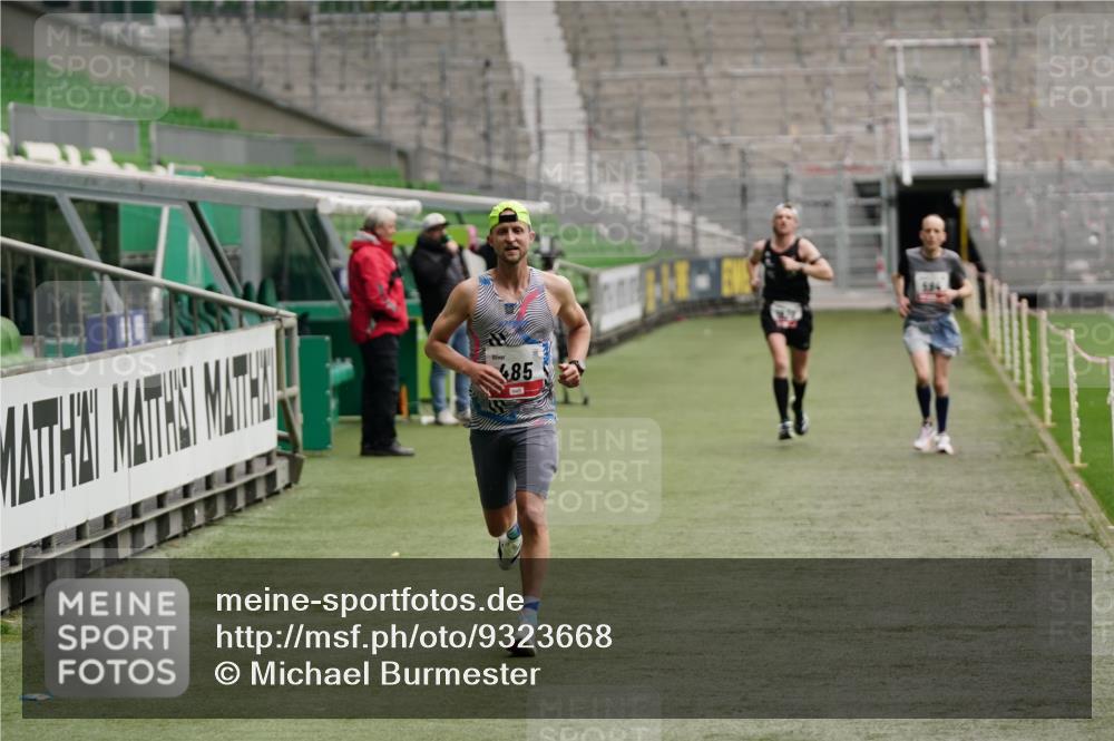 05.10.2025 - 20. swb-Marathon Bremen Michael Burmester http://msf.ph/oto/9323668 05.10.2025 12:06:21 Laufen im Stadion 282, 485, 594, 680, 1233, 1628 meine-sportfotos.de