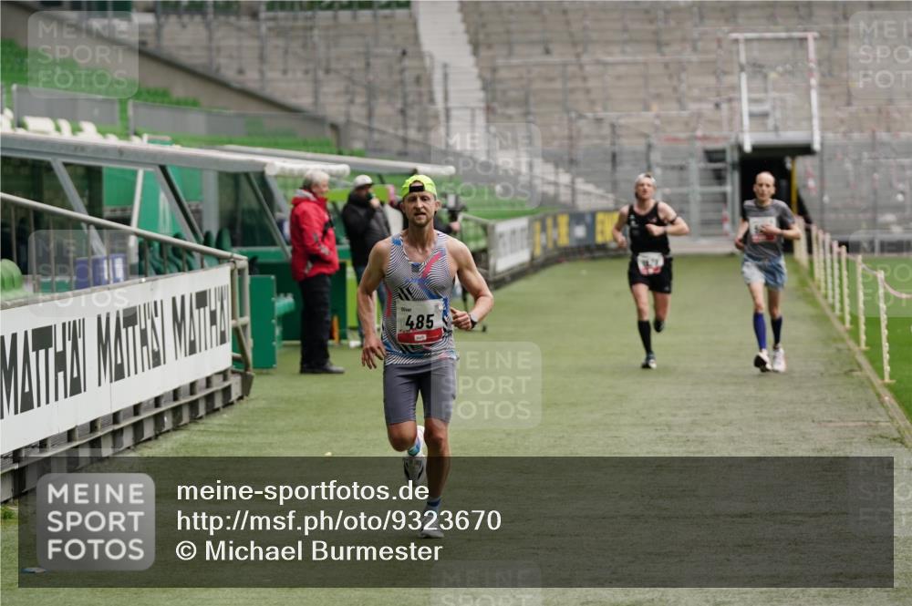 05.10.2025 - 20. swb-Marathon Bremen Michael Burmester http://msf.ph/oto/9323670 05.10.2025 12:06:21 Laufen im Stadion 282, 485, 594, 680, 1233, 1628 meine-sportfotos.de