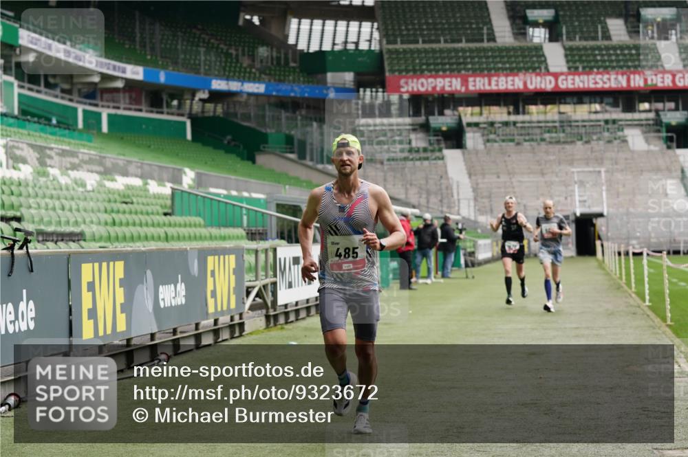 05.10.2025 - 20. swb-Marathon Bremen Michael Burmester http://msf.ph/oto/9323672 05.10.2025 12:06:25 Laufen im Stadion 282, 485, 594, 680, 1233, 1628 meine-sportfotos.de