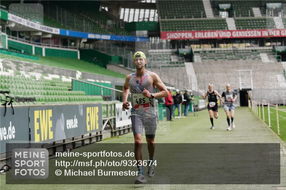 05.10.2025 - 20. swb-Marathon Bremen Michael Burmester http://msf.ph/oto/9323674 05.10.2025 12:06:25 Laufen im Stadion 282, 485, 594, 680, 1233, 1628 meine-sportfotos.de