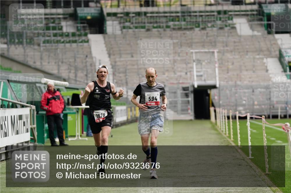 05.10.2025 - 20. swb-Marathon Bremen Michael Burmester http://msf.ph/oto/9323676 05.10.2025 12:06:26 Laufen im Stadion 282, 485, 594, 680, 1233, 1628 meine-sportfotos.de