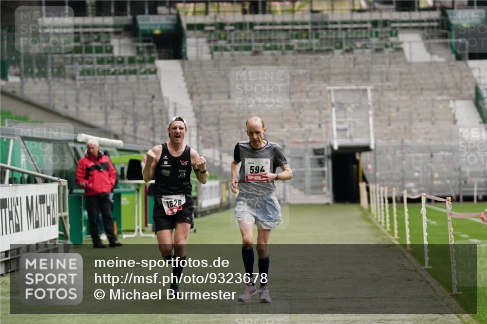 05.10.2025 - 20. swb-Marathon Bremen Michael Burmester http://msf.ph/oto/9323678 05.10.2025 12:06:27 Laufen im Stadion 282, 485, 594, 680, 1233, 1628 meine-sportfotos.de