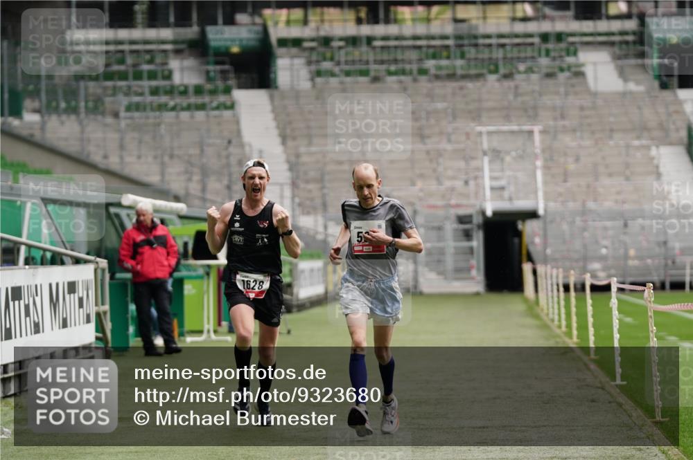 05.10.2025 - 20. swb-Marathon Bremen Michael Burmester http://msf.ph/oto/9323680 05.10.2025 12:06:27 Laufen im Stadion 282, 485, 594, 680, 1233, 1628 meine-sportfotos.de