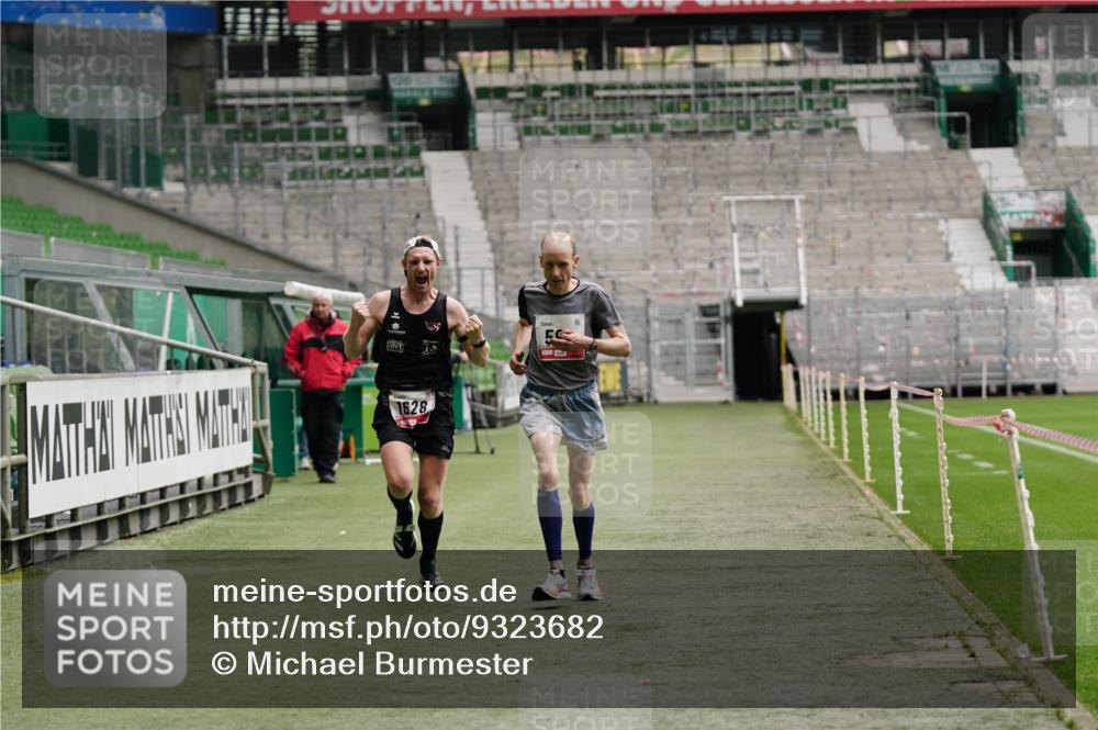 05.10.2025 - 20. swb-Marathon Bremen Michael Burmester http://msf.ph/oto/9323682 05.10.2025 12:06:27 Laufen im Stadion 282, 485, 594, 680, 1233, 1628 meine-sportfotos.de