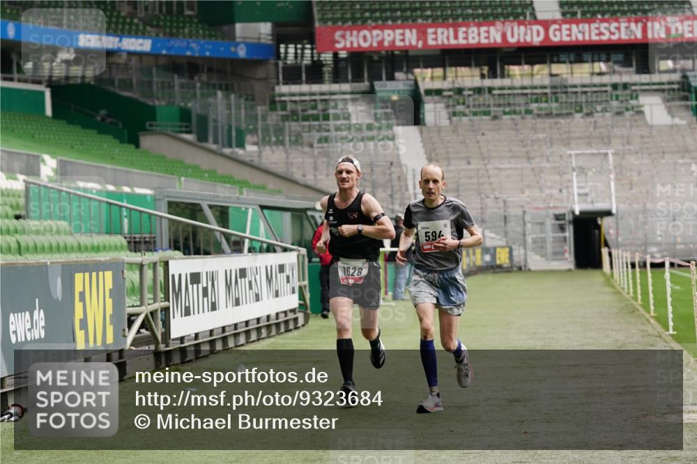 05.10.2025 - 20. swb-Marathon Bremen Michael Burmester http://msf.ph/oto/9323684 05.10.2025 12:06:28 Laufen im Stadion 282, 485, 594, 680, 1233, 1628 meine-sportfotos.de