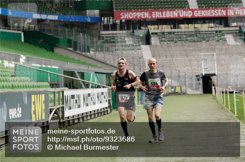 05.10.2025 - 20. swb-Marathon Bremen Michael Burmester http://msf.ph/oto/9323686 05.10.2025 12:06:28 Laufen im Stadion 282, 485, 594, 680, 1233, 1628 meine-sportfotos.de