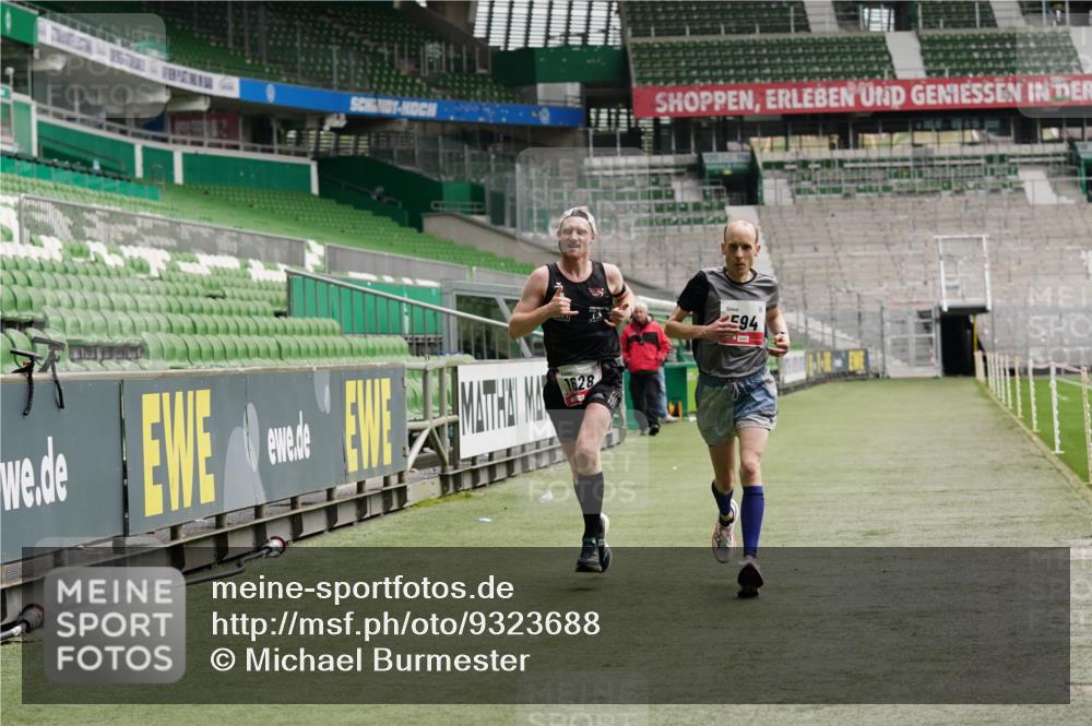 05.10.2025 - 20. swb-Marathon Bremen Michael Burmester http://msf.ph/oto/9323688 05.10.2025 12:06:29 Laufen im Stadion 282, 485, 594, 680, 1233, 1628 meine-sportfotos.de