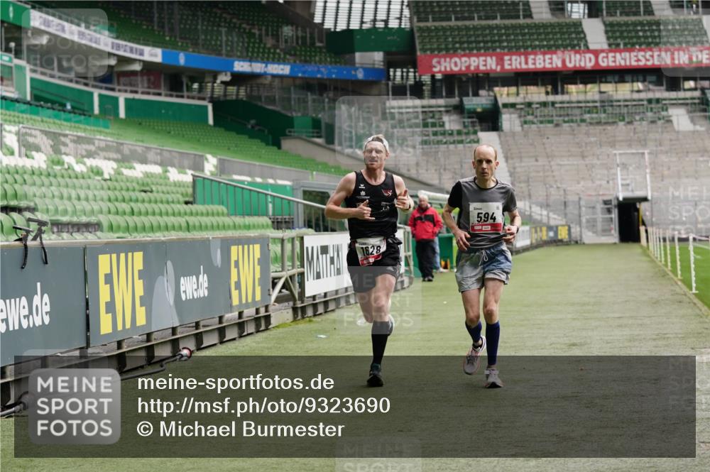 05.10.2025 - 20. swb-Marathon Bremen Michael Burmester http://msf.ph/oto/9323690 05.10.2025 12:06:29 Laufen im Stadion 282, 485, 594, 680, 1233, 1628 meine-sportfotos.de